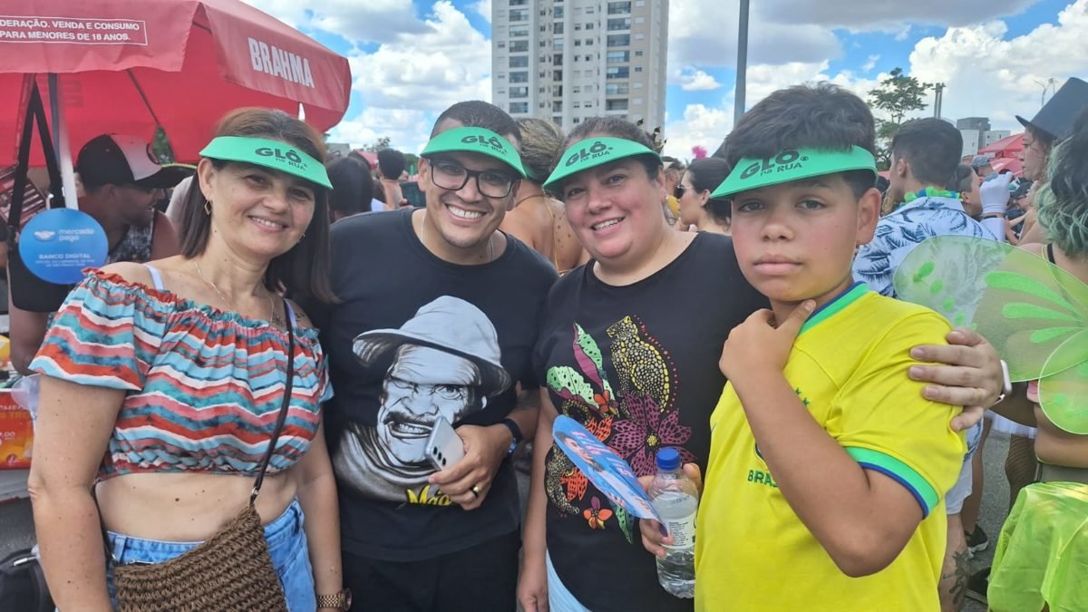 Imagem colorida mostra pessoas no bloco de Carnaval da cantora Iza, em São Paulo - Metrópoles