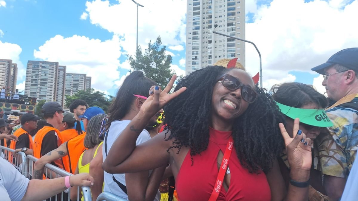 Imagem colorida mostra pessoas no bloco de Carnaval da cantora Iza, em São Paulo - Metrópoles