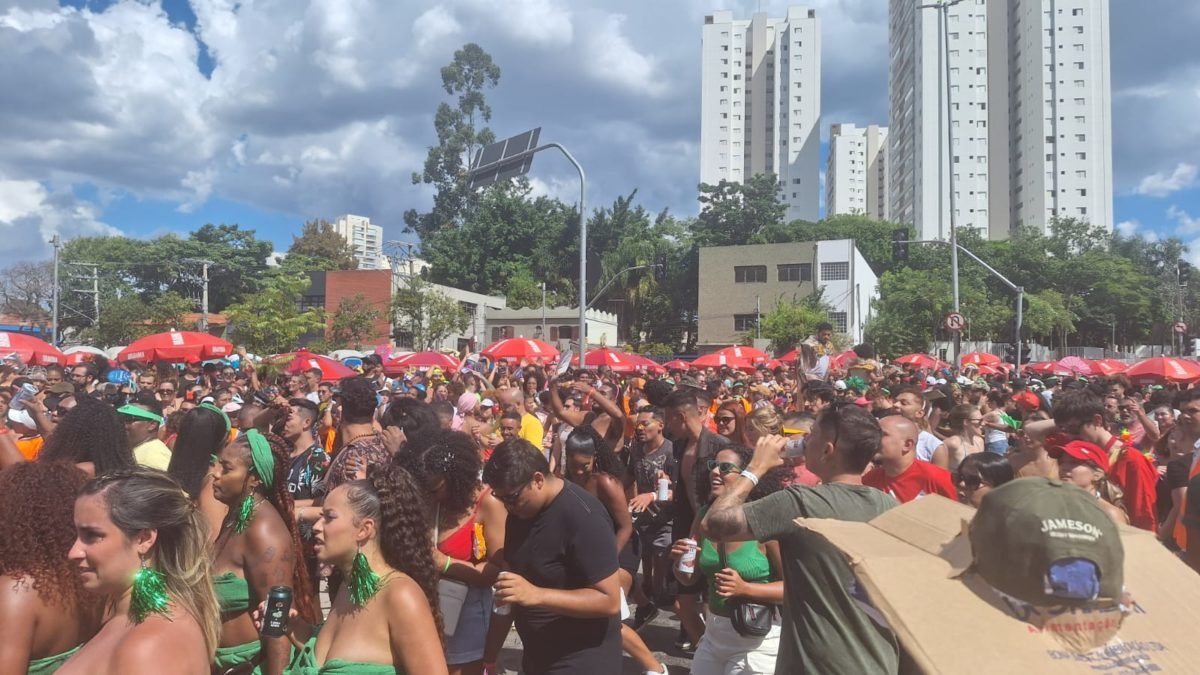 Imagem colorida mostra pessoas no bloco de Carnaval da cantora Iza, em São Paulo - Metrópoles