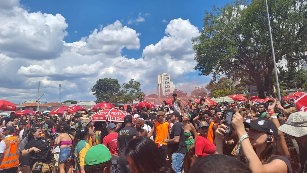 Imagem colorida mostra pessoas no bloco de Carnaval da cantora Iza, em São Paulo - Metrópoles