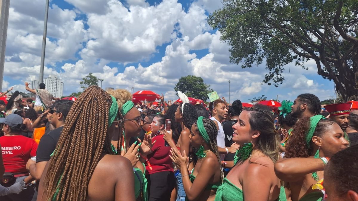 Imagem colorida mostra pessoas no bloco de Carnaval da cantora Iza, em São Paulo - Metrópoles