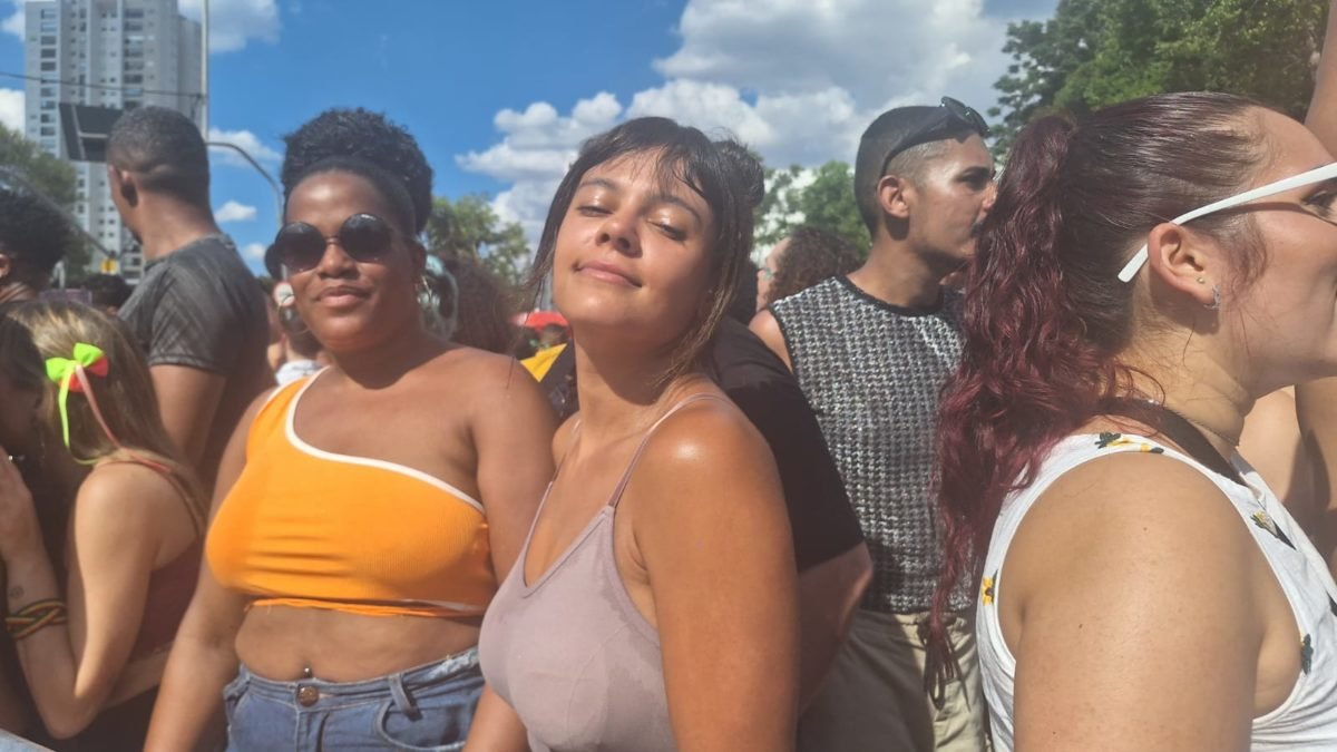 Imagem colorida mostra pessoas no bloco de Carnaval da cantora Iza, em São Paulo - Metrópoles