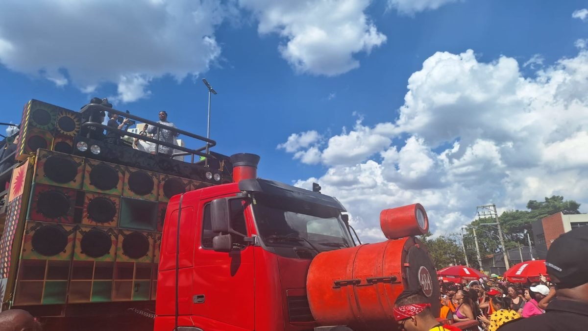 Imagem colorida mostra pessoas no bloco de Carnaval da cantora Iza, em São Paulo - Metrópoles