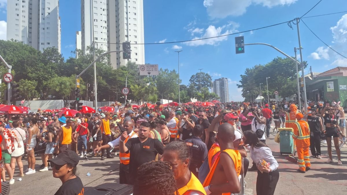 Imagem colorida mostra pessoas no bloco de Carnaval da cantora Iza, em São Paulo - Metrópoles