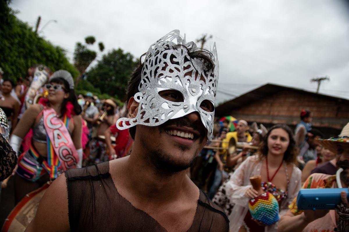 Homem com máscara de Carnaval prateada - Metrópoles