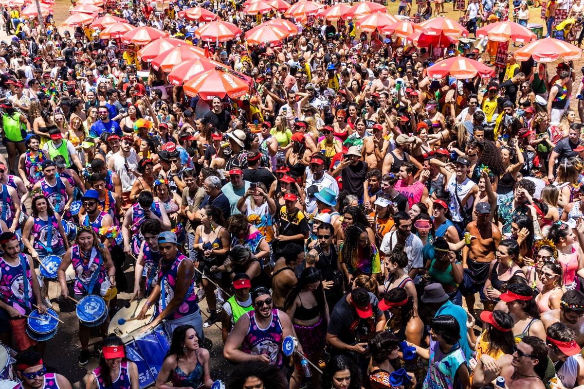 imagem colorida mostra multidão em bloco de carnaval em 2023 - metrópoles