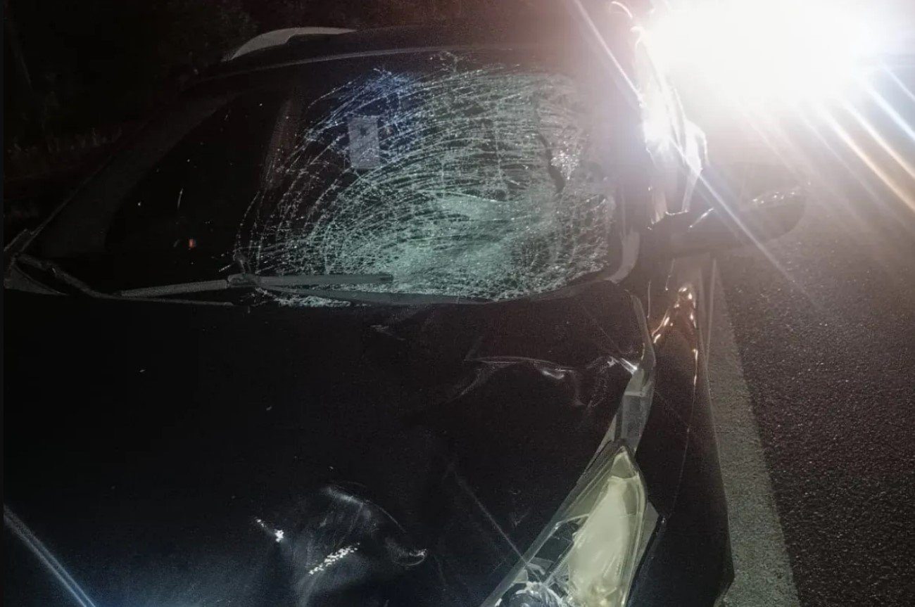 Imagem colorida mostra para-brisa de carro quebrado após um homem ser atropelado por diversos veículos em uma rodovia no litoral de São Paulo - Metrópoles