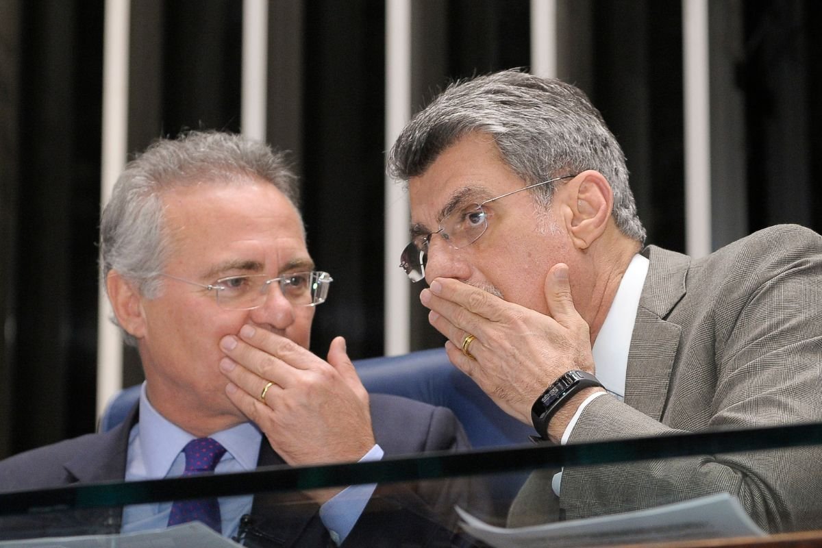 O senador Renan Calheiros, do MDB de Alagoas, e o ex-senador Romero Jucá, do MDB de Roraima