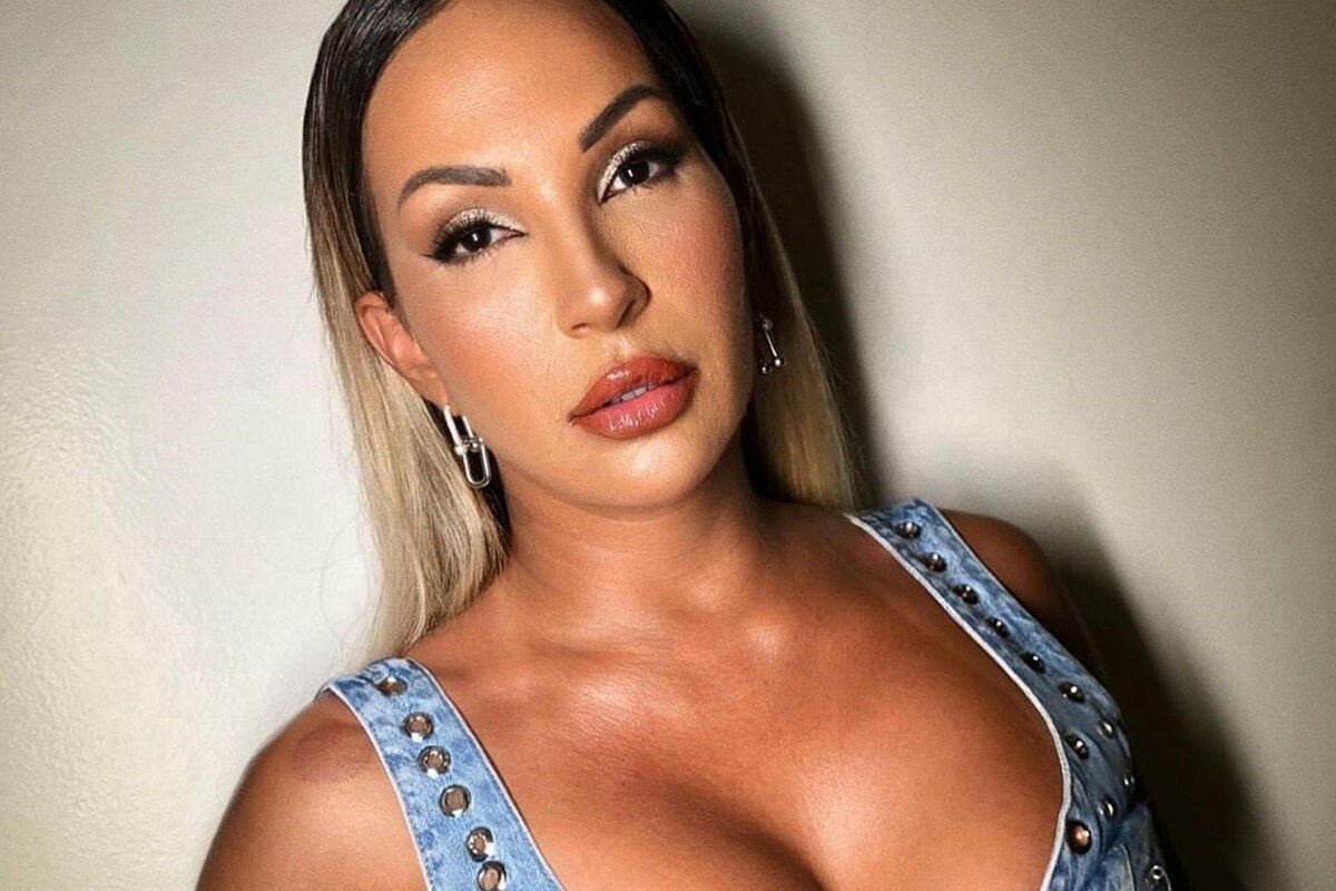 Valesca Popozuda posa de blusa jeans e cabelos soltos - Metrópoles