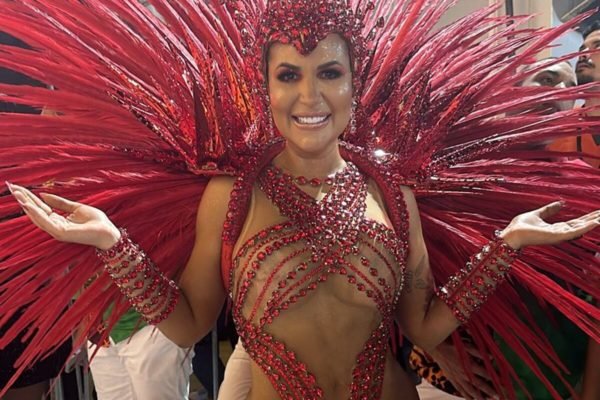 Deolane Bezerra posa momentos antes do desfile na Sapucaí - Metrópoles