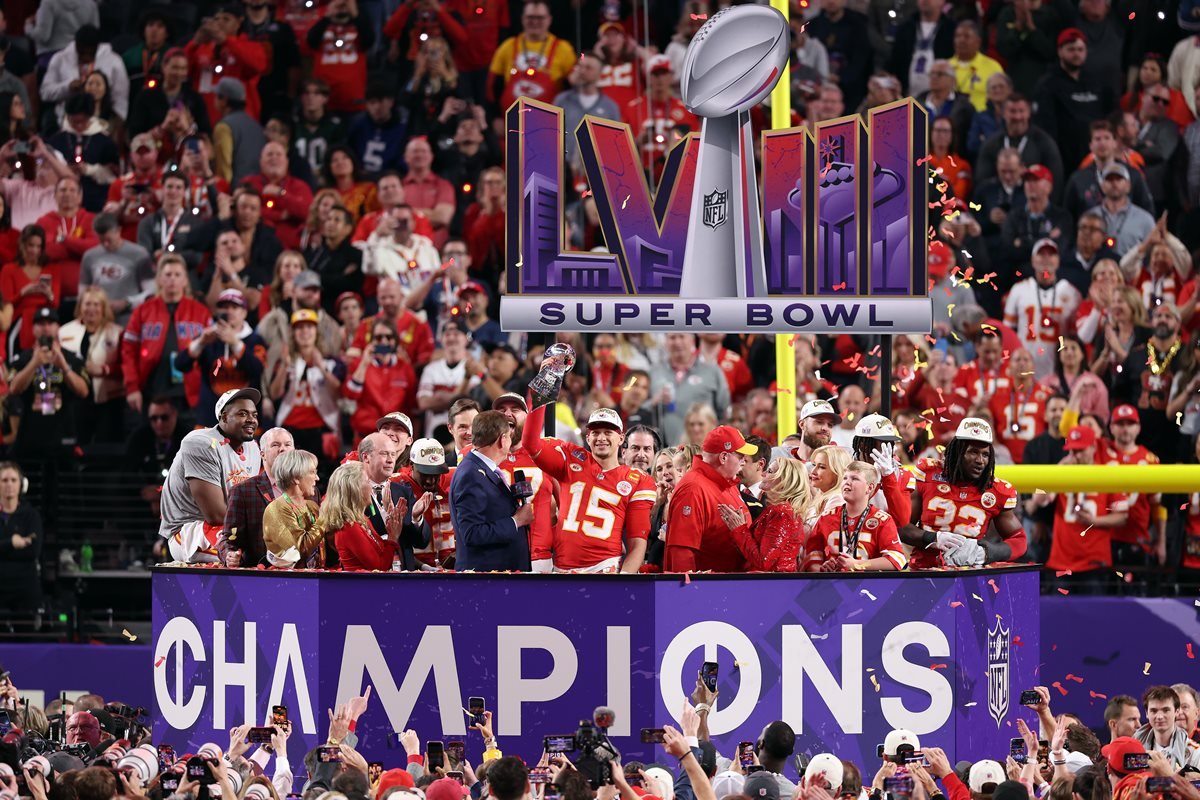Patrick Mahomes, do Kansas City Chiefs segura o troféu depois de derrotar o San Francisco 49ers por 25 a 22 durante o Super Bowl LVIII, em Las Vegas
