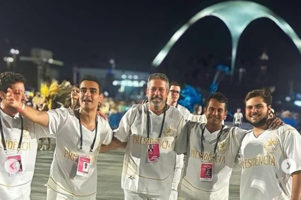 imagem colorida mostra arthur lira vestido de branco no sambódromo durante desfile da beija-flor - Metrópoles