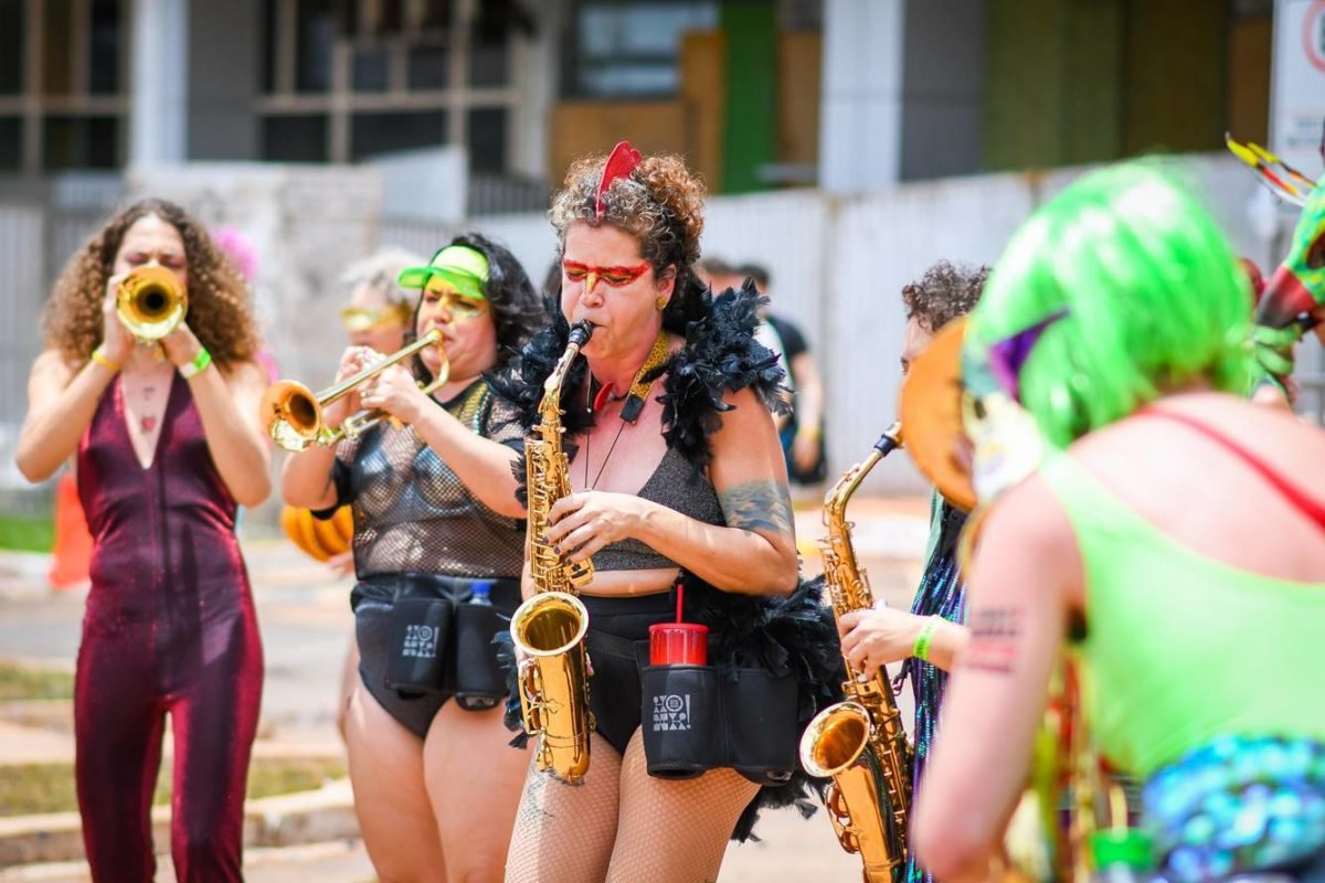 Imagem colorida de foliões no carnaval de Brasília - Metrópoles