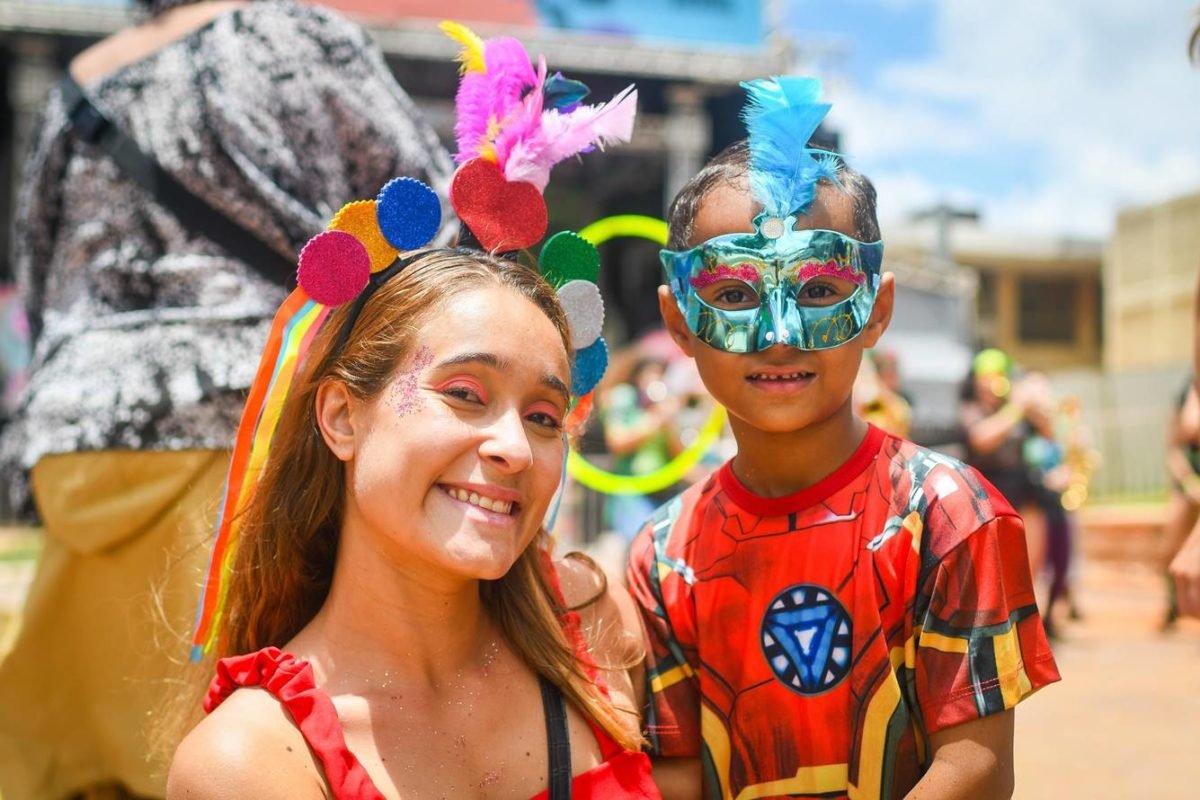 Imagem colorida de foliões no carnaval de Brasília - Metrópoles