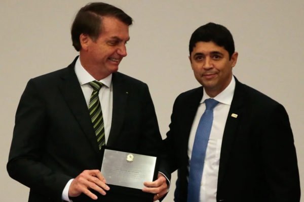 Imagem colorida mostra Jair Bolsonaro ao lado de Wagner Rosário - Metrópoles