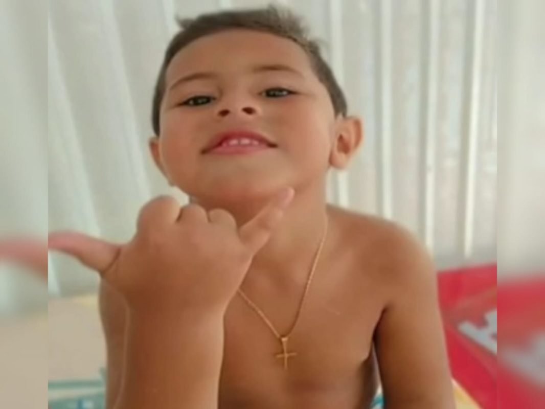 Menino sem camisa fazendo hang loose - Metrópoles