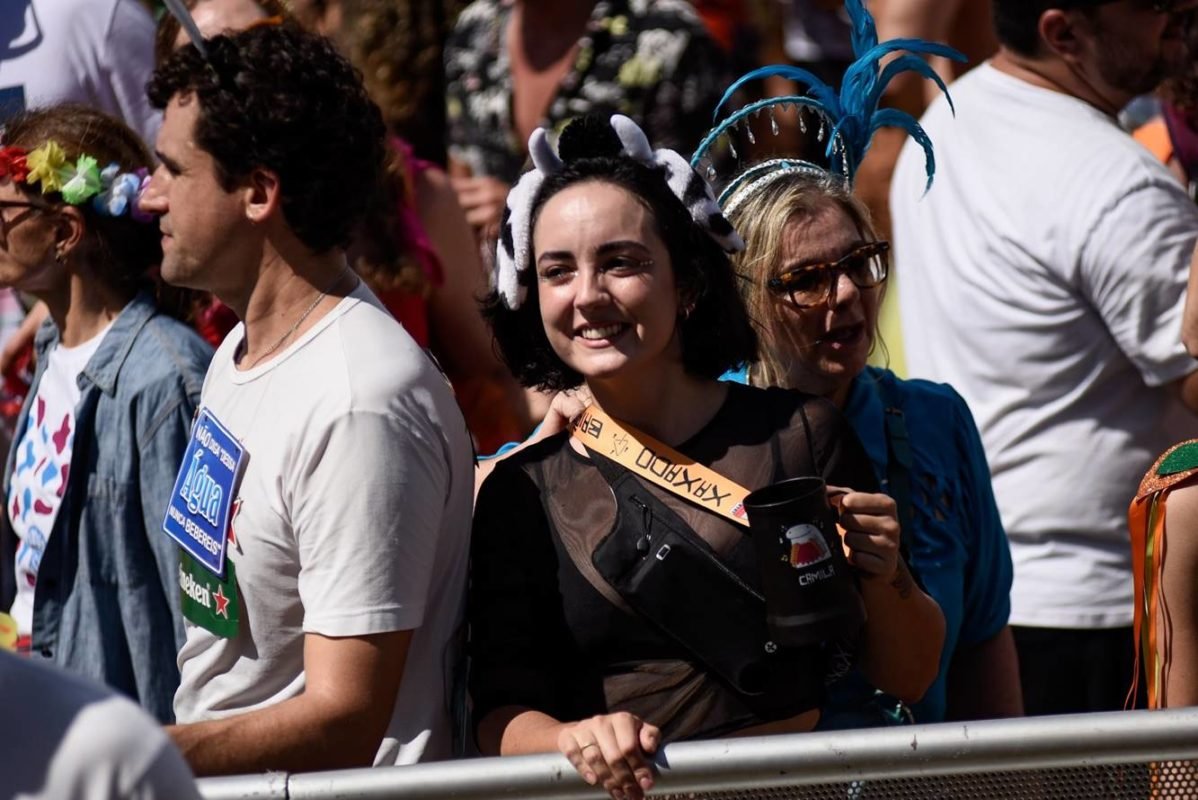 Imagem colorida de foliões curtindo o Carnaval em Brasília - Metrópoles