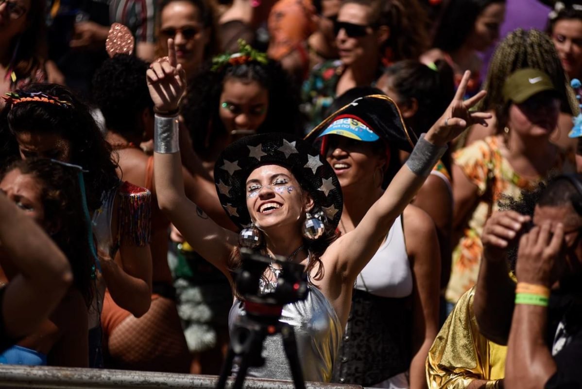Imagem colorida de foliões curtindo o Carnaval em Brasília - Metrópoles