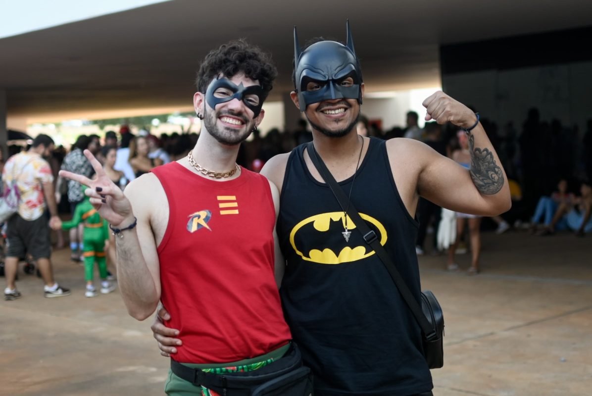Imagem colorida de foliões curtindo o Carnaval em Brasília - Metrópoles