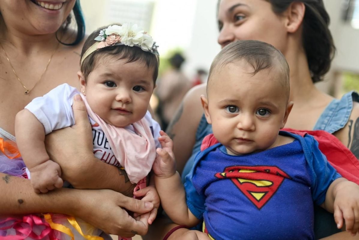 Imagem colorida de foliões curtindo o Carnaval em Brasília - Metrópoles