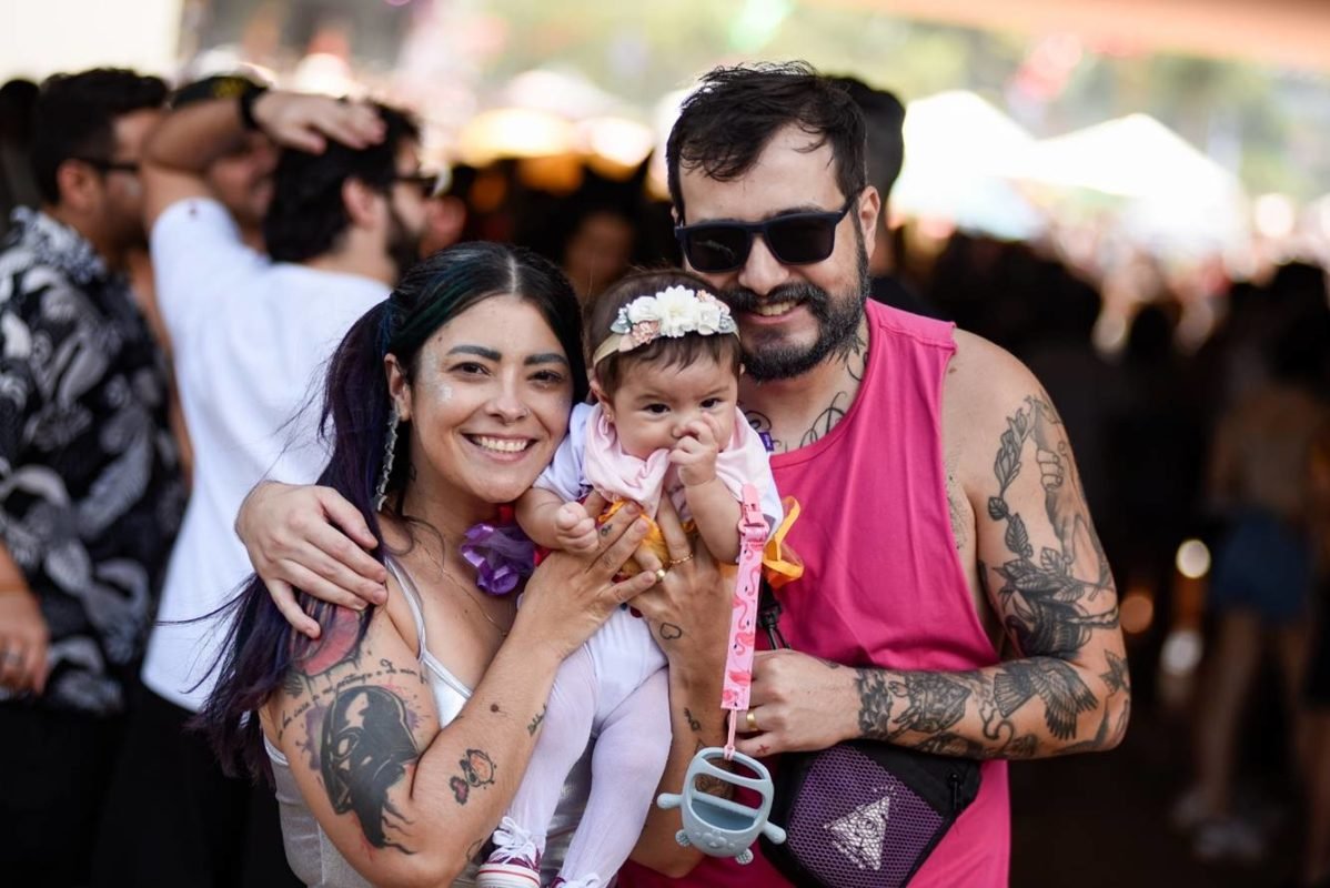 Imagem colorida de foliões curtindo o Carnaval em Brasília - Metrópoles