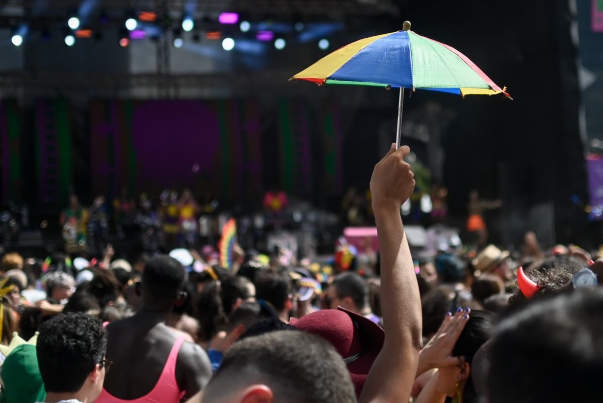 Imagem colorida de foliões curtindo o Carnaval em Brasília - Metrópoles