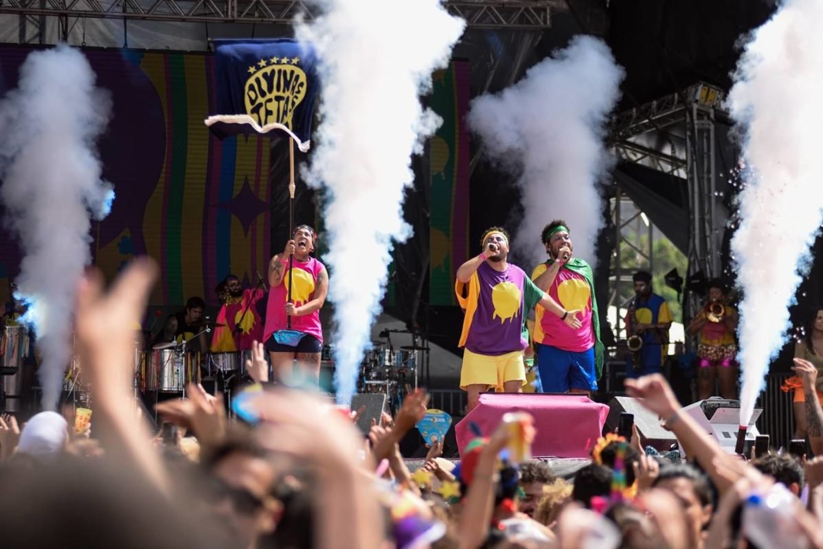 Imagem colorida de foliões curtindo o Carnaval em Brasília - Metrópoles