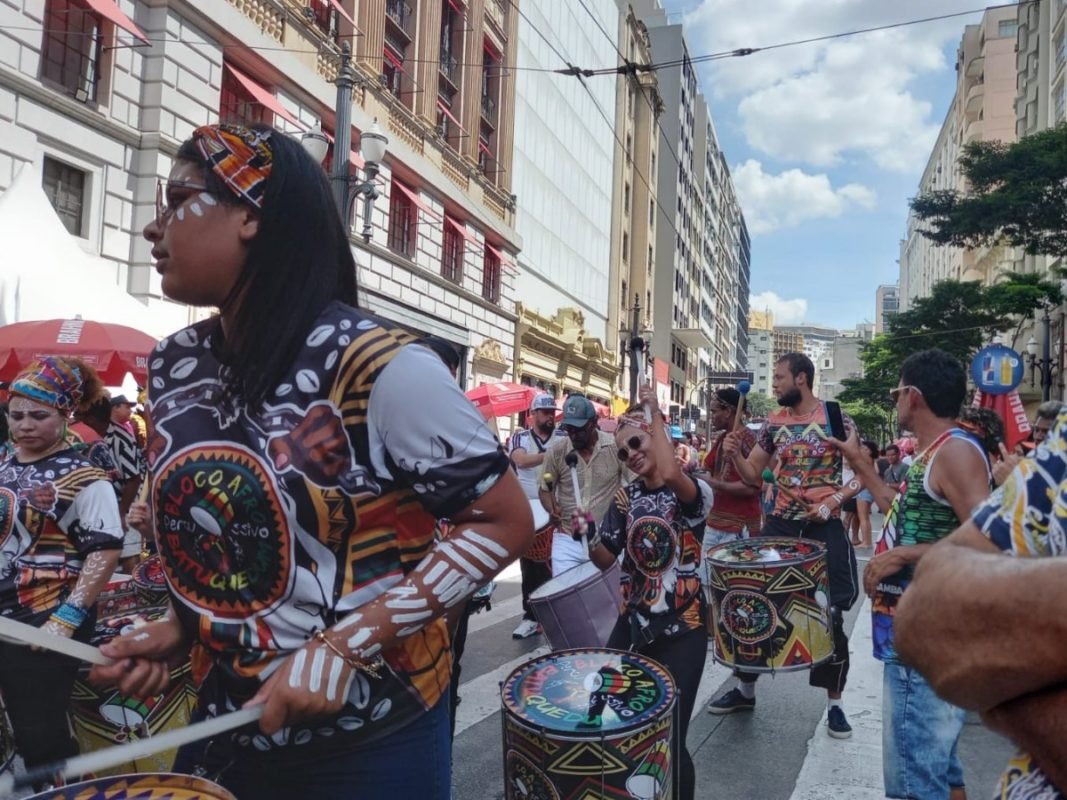 Imagem mostra músicos tocando em bloco de Carnaval - Metrópoles