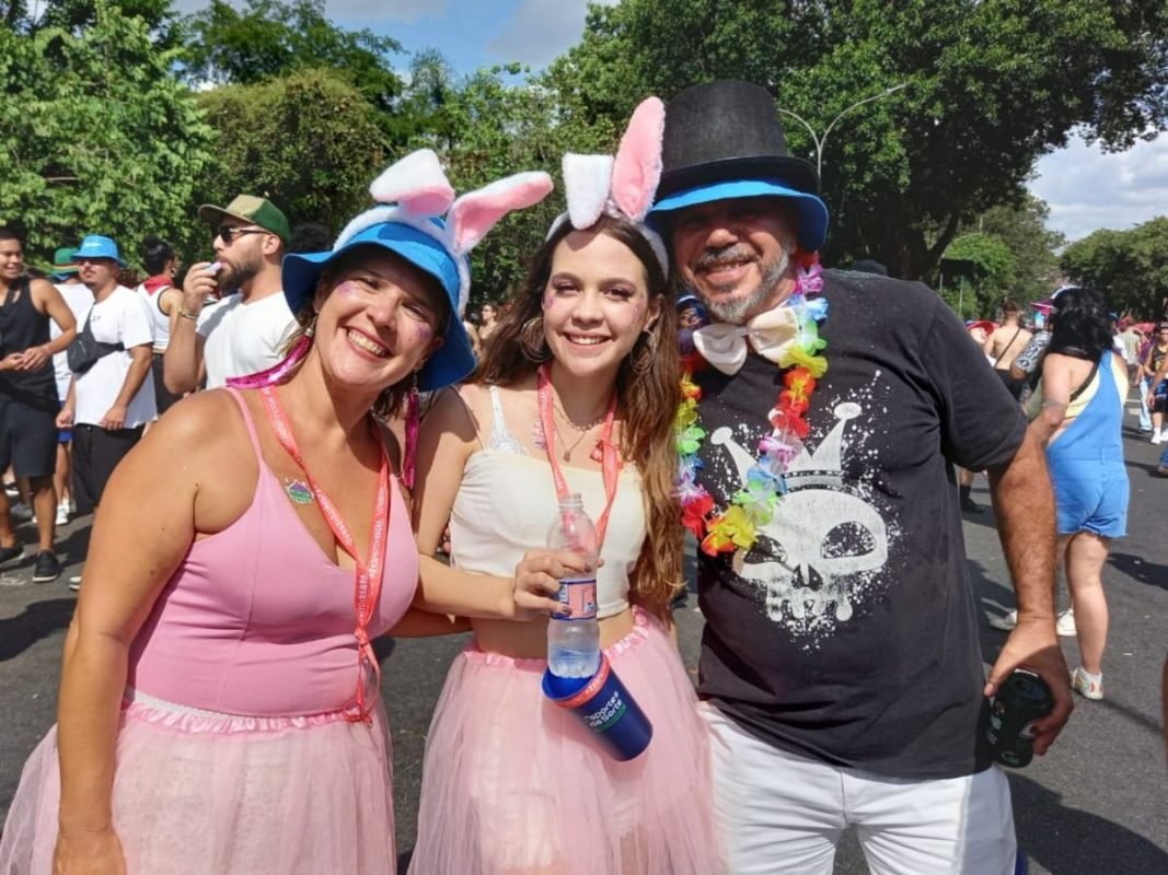 Imagem colorida mostra família posando para foto no Carnaval - Metrópoles