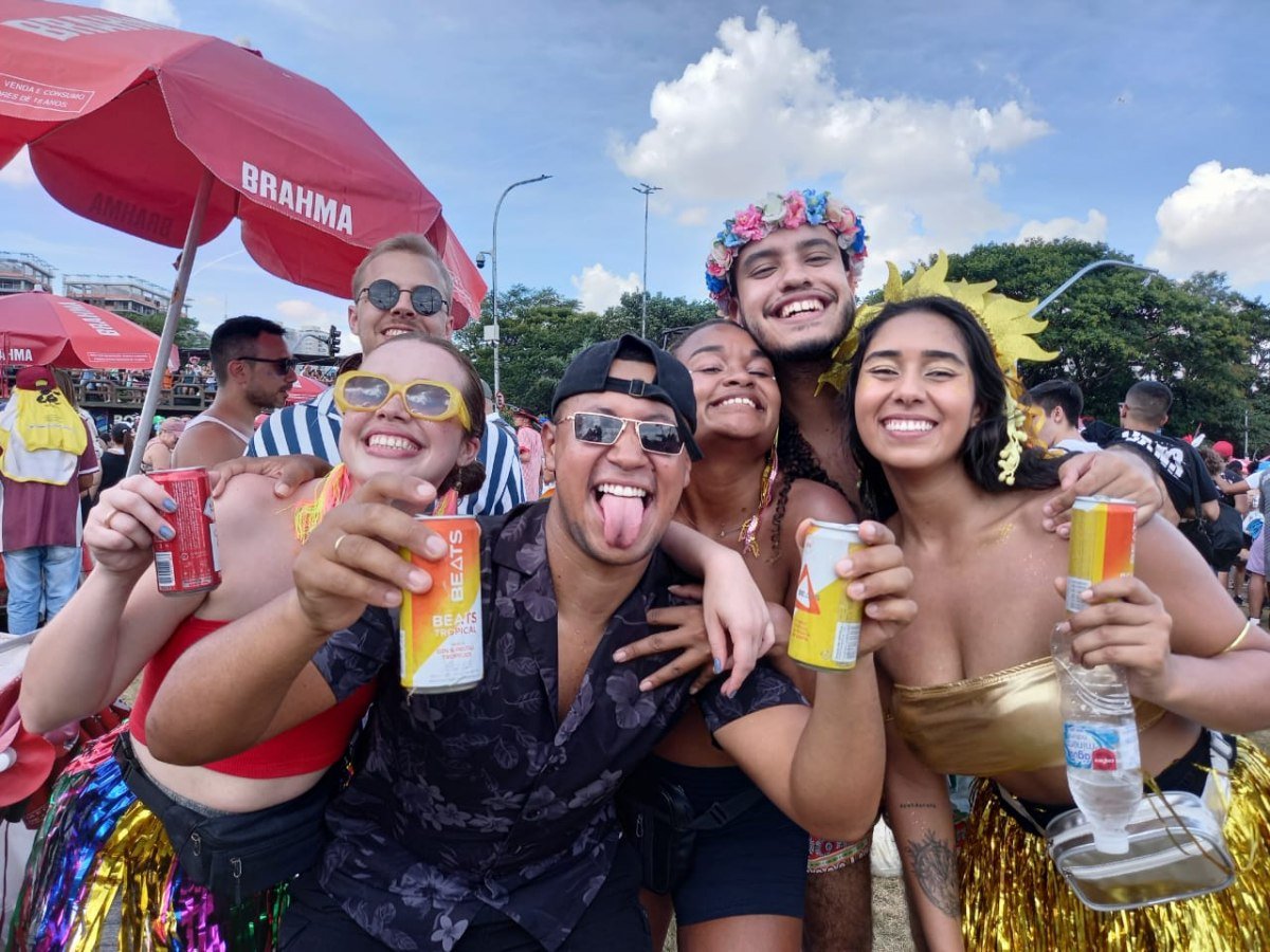 Imagem colorida mostra grupo de amigos posando para foto no Carnaval - Metrópoles