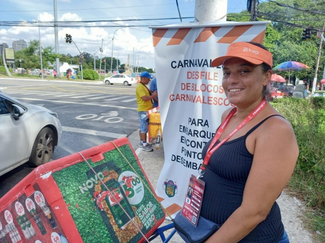 Imagem colorida mostra vendedora ambulante sorrindo para foto - Metrópoles