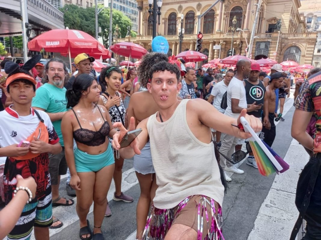 Imagem colorida mostra rapaz posando para foto durante o Carnaval - Metrópoles