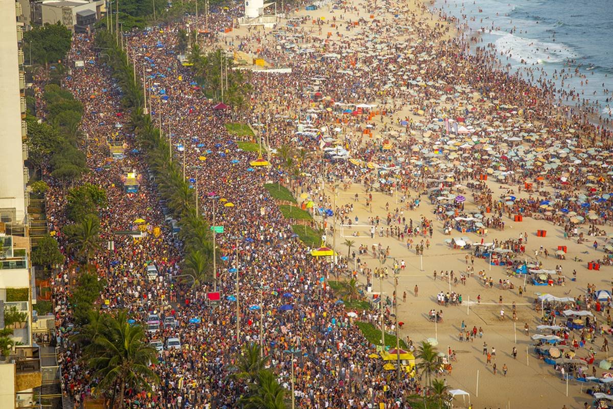 Imagem colorida mostra praia de Ipanema durante Carnaval - Metrópoles