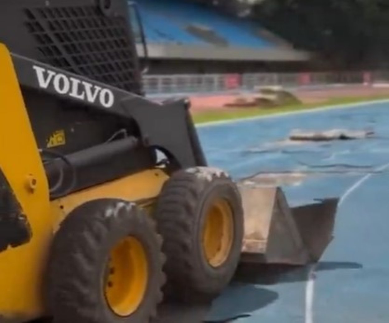 Imagem mostra trator removendo pista de atletismo no Ibirapuera - Metrópoles