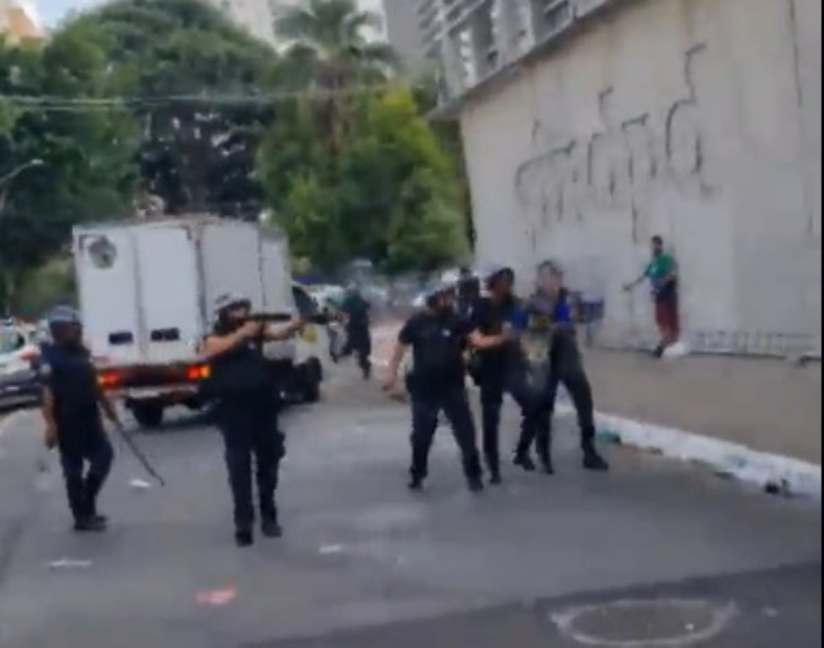 Imagem de GCMs atirando balas de borracha em avenida - Metrópoles
