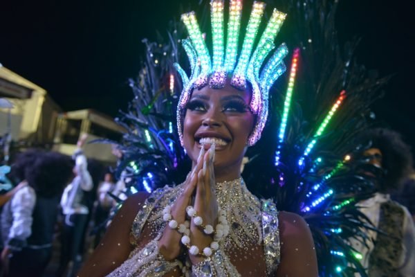 Imagem mostra mulher fantasiada durante desfile de carnaval - Metrópoles