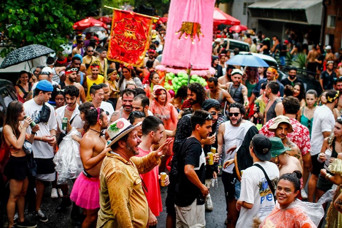 imagem colorida mostra multidão em bloco de carnaval - metrópoles