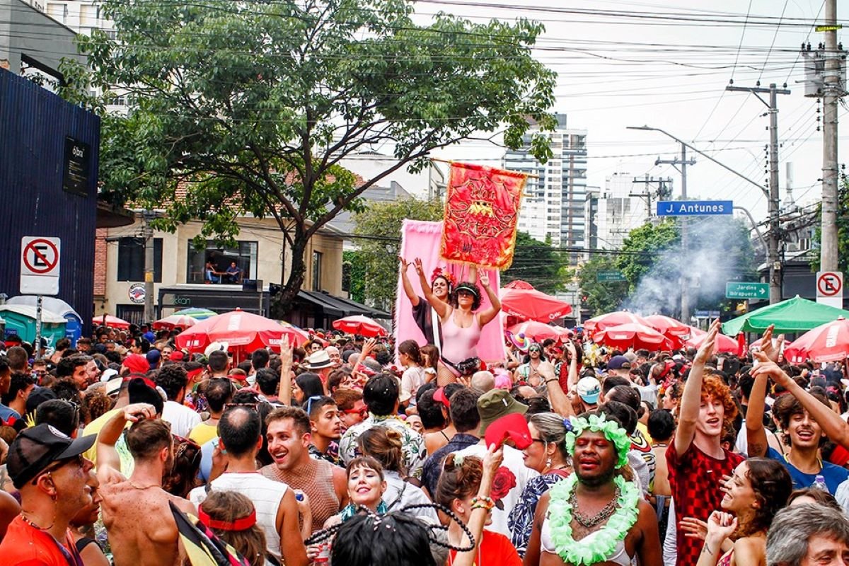 imagem colorida mostra multidão em bloco de carnaval - metrópoles