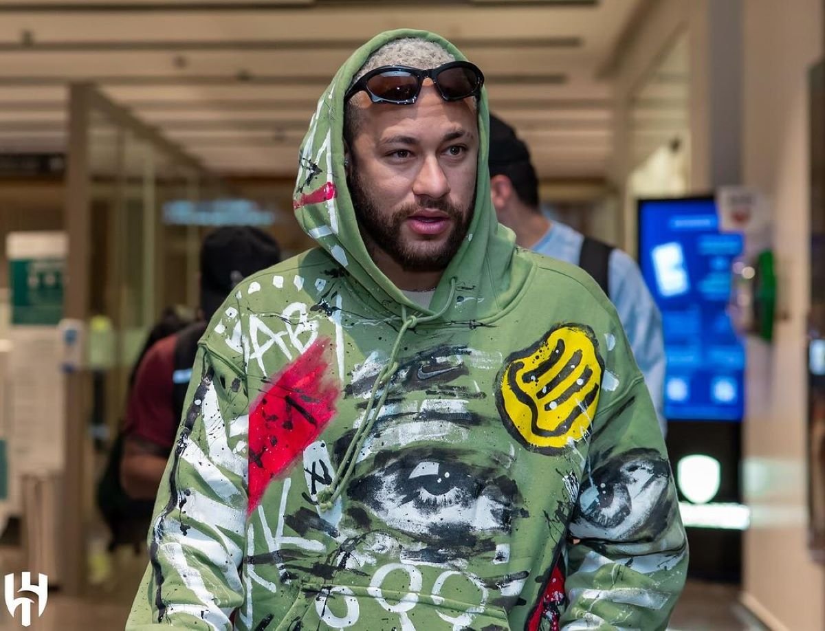 neymar desembarca em Riad com moletom colorido
