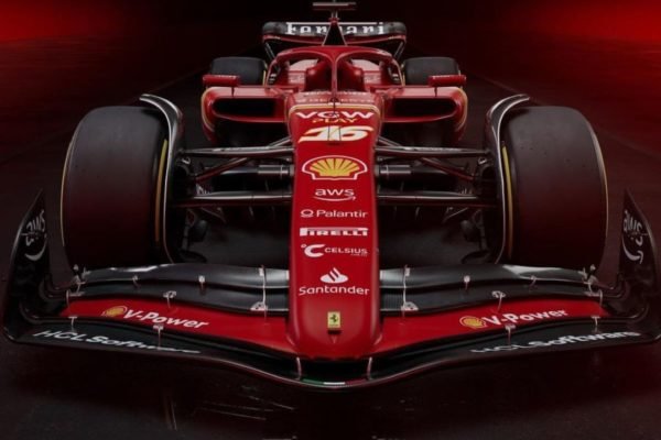 Foto colorida mostra novo carro da escuderia italiana Ferrari para a temporada 2024