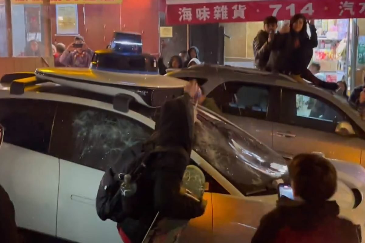 Carro aut&ocirc;nomo &eacute; depredado por pessoas em Chinatown - Metr&oacute;poles