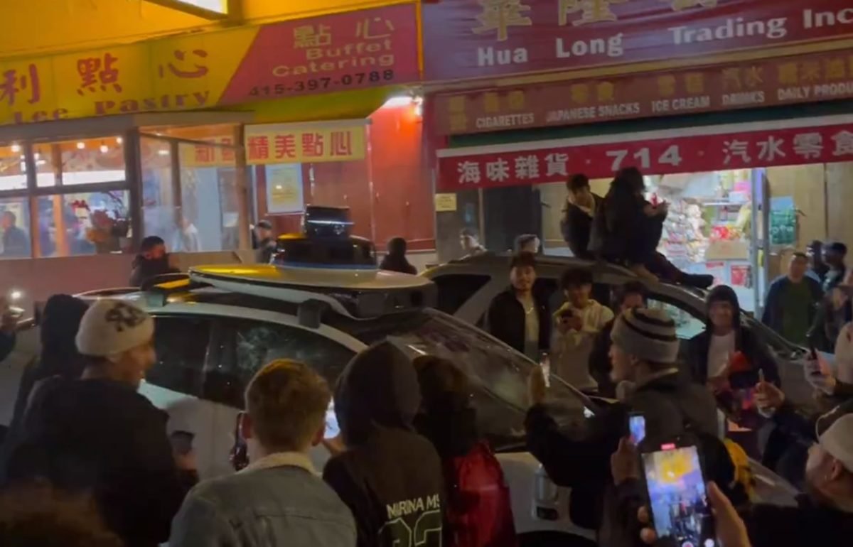 Carro aut&ocirc;nomo &eacute; depredado por pessoas em Chinatown - Metr&oacute;poles