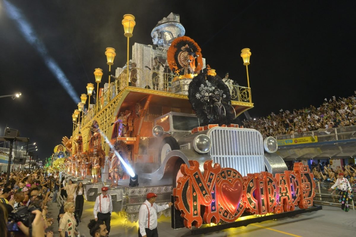 Imagem mostra desfile de escola de samba - Metrópoles