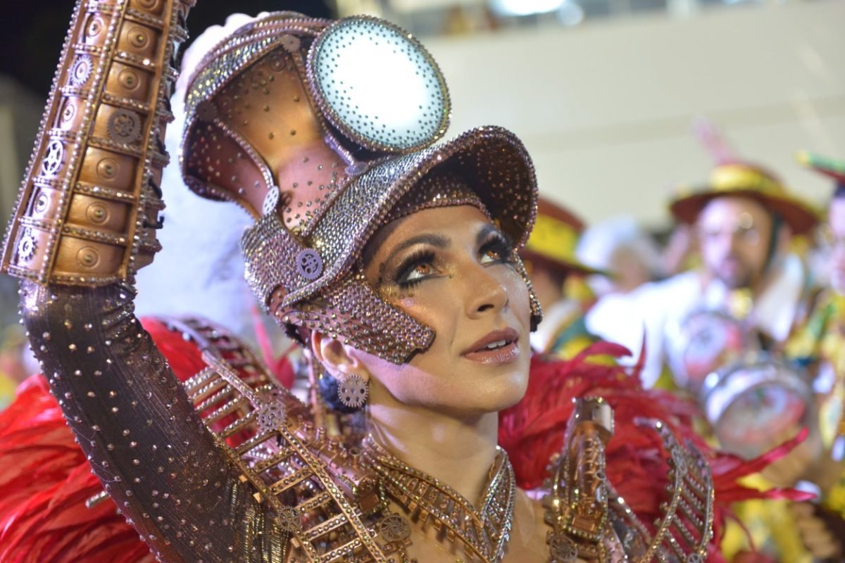 Imagem mostra desfile de escola de samba - Metrópoles