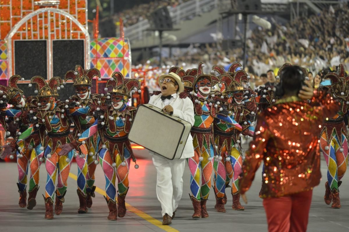 Imagem mostra desfile de escola de samba - Metrópoles