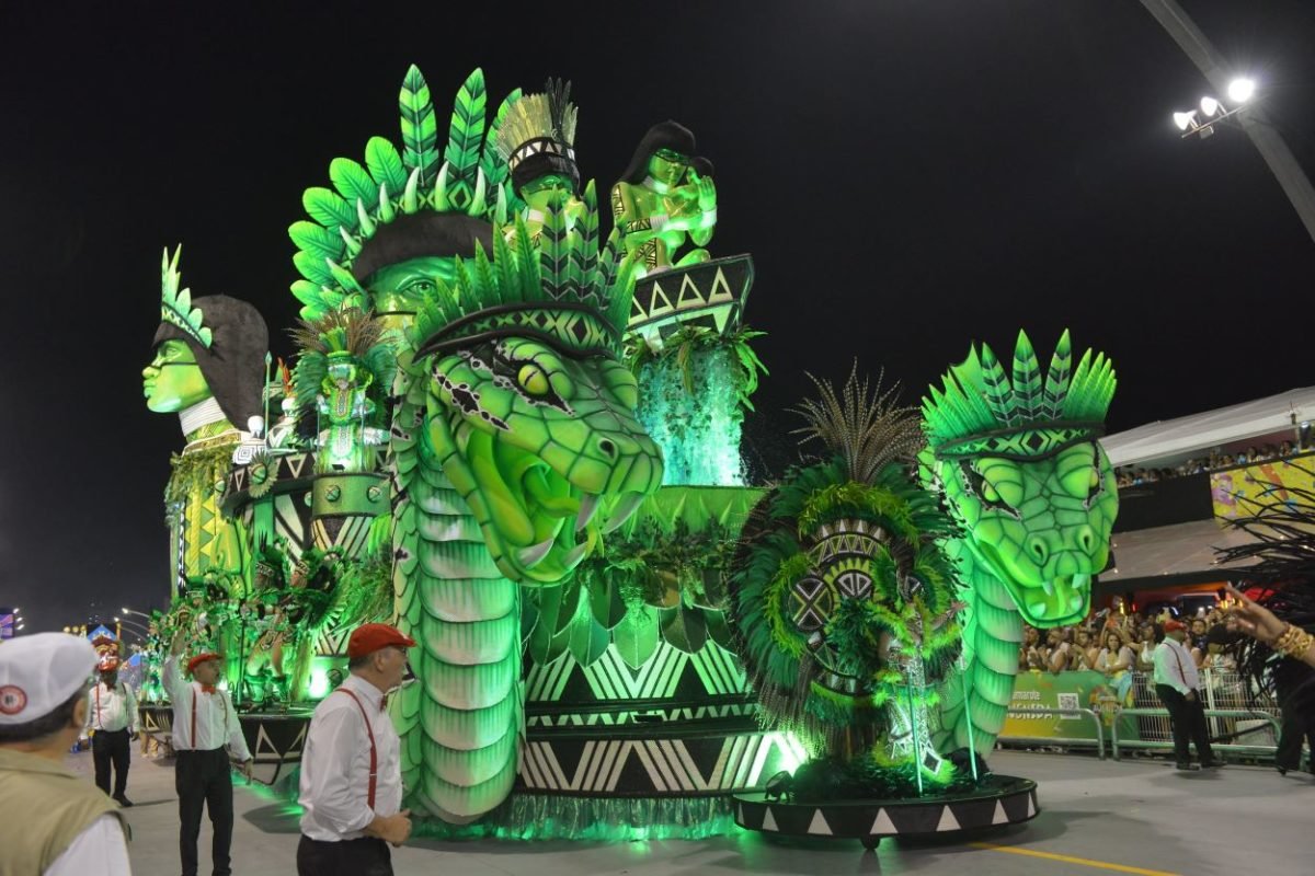 Imagem mostra desfile de escola de samba - Metrópoles