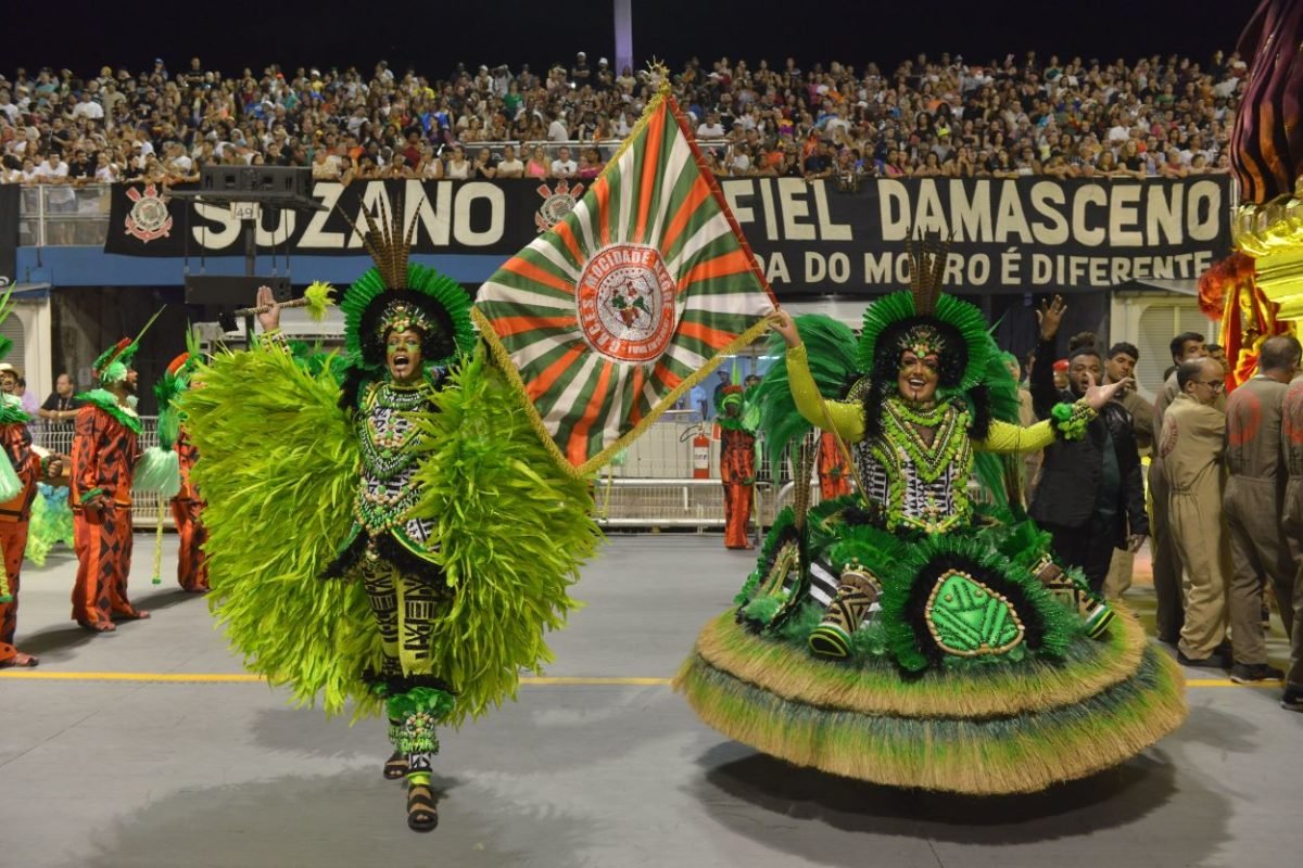 Imagem mostra desfile de escola de samba - Metrópoles