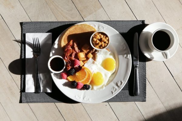 Mesa posta com café da manhã completo - Metrópoles