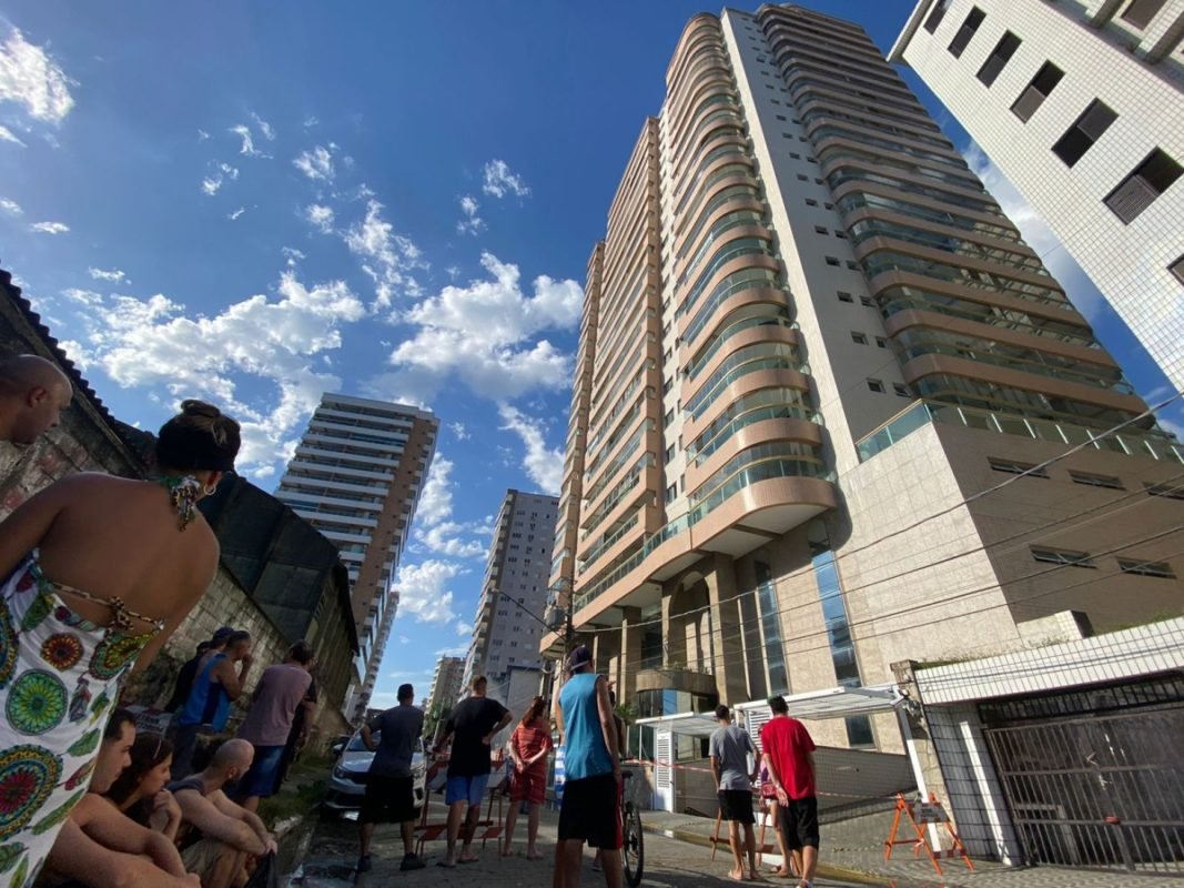 Fachada do edifício evacuado em Praia Grande