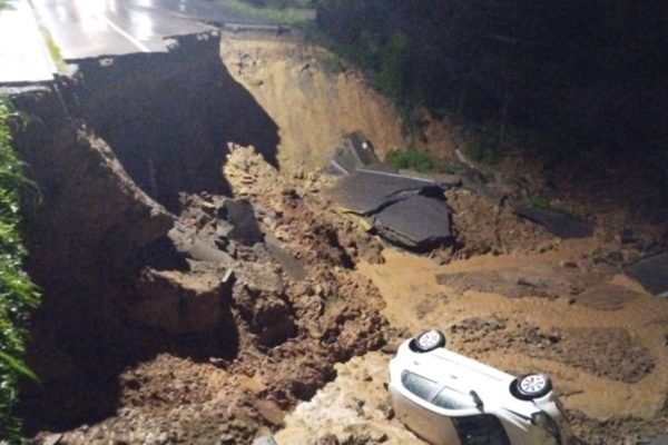 Cratera se abre e carro é engolido em estrada de Santa Catarina